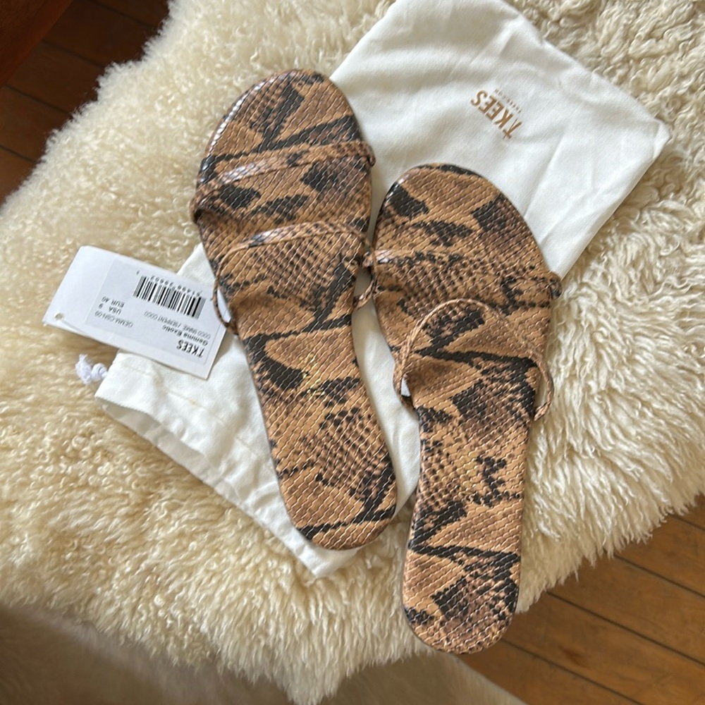 Tkees sandals size 9